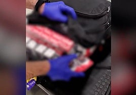 Detenido en el aeropuerto de Loiu por llevar 2.550 paquetes de tabaco en tres maletas