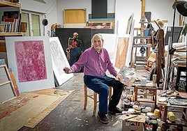 Iñaki García Ergüin, en su estudio de 160 metros cuadrados, con algunos trabajos en papel de arroz y el retrato de un saxofonista de jazz.