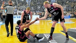 Frey y Hlinason ayudan a Pantzar a levantarse en el infierno de Salónica, donde el Surne ganó la Europe Cup contra el PAOK.