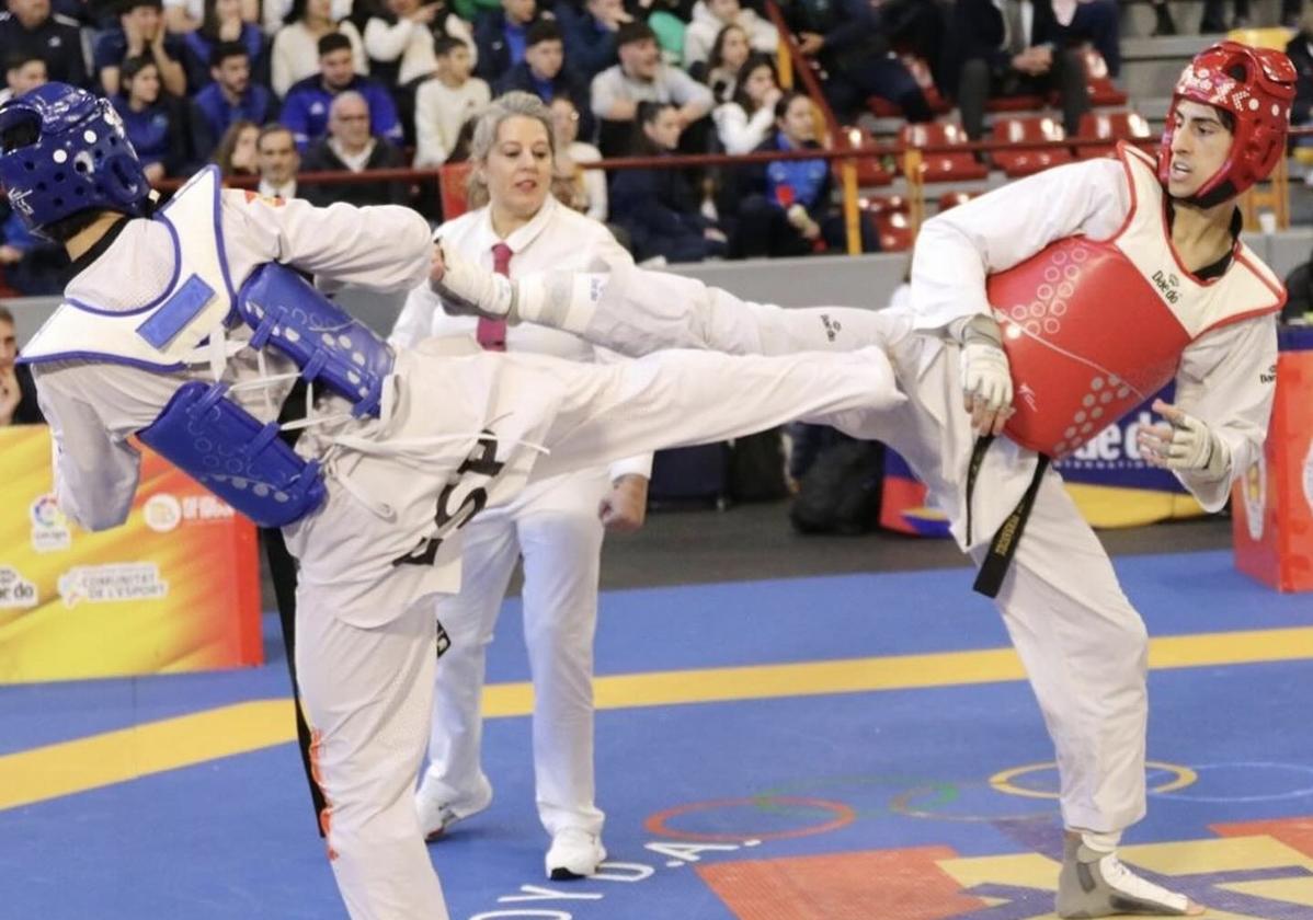 Mikel Fernández (peto rojo) acudirá a las campeonatos mundiales.