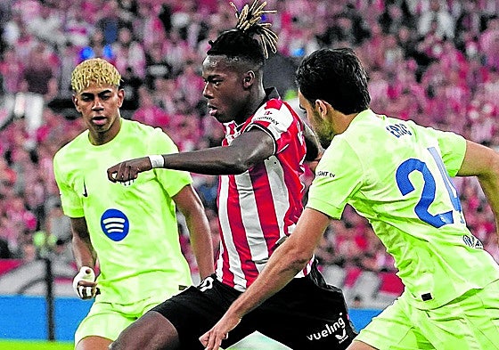 Nico Williams conduce el balón en el último partido de la pasada Liga disputado en San Mamés entre el Athletic y el Barcelona.