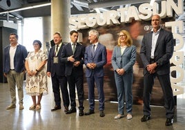 De izquierda a derecha, Barroso, Alonso, Zupiria, Pradales, Subijana, Kienle y Gerritsma, durante la celebración del foro de seguridad en el Palacio Euskalduna.