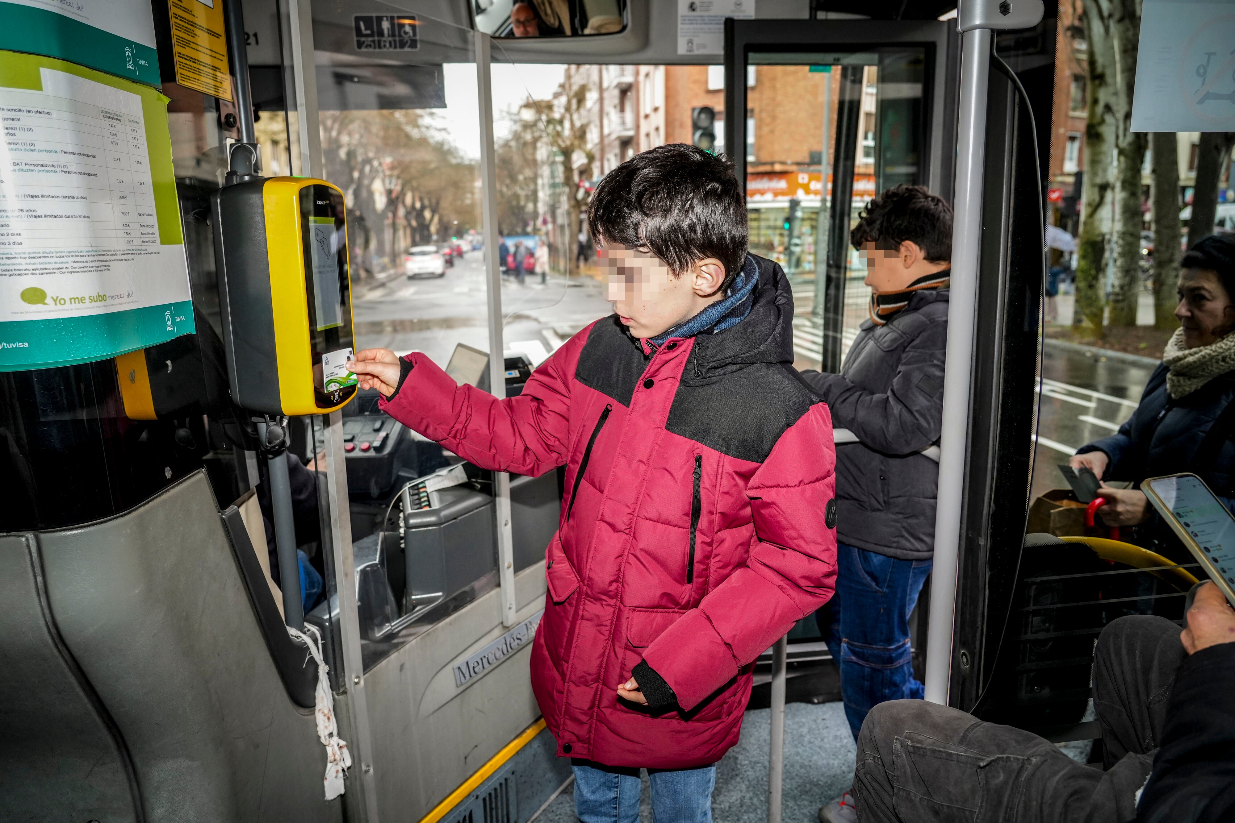 Los menores de 15 años pueden accder desde el 1 de julio gratis al transporte público en Álava