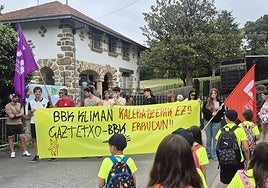 Un grupo de monitores se concrentró ayer frente a las colonias de Busturia para protestar por su despido.