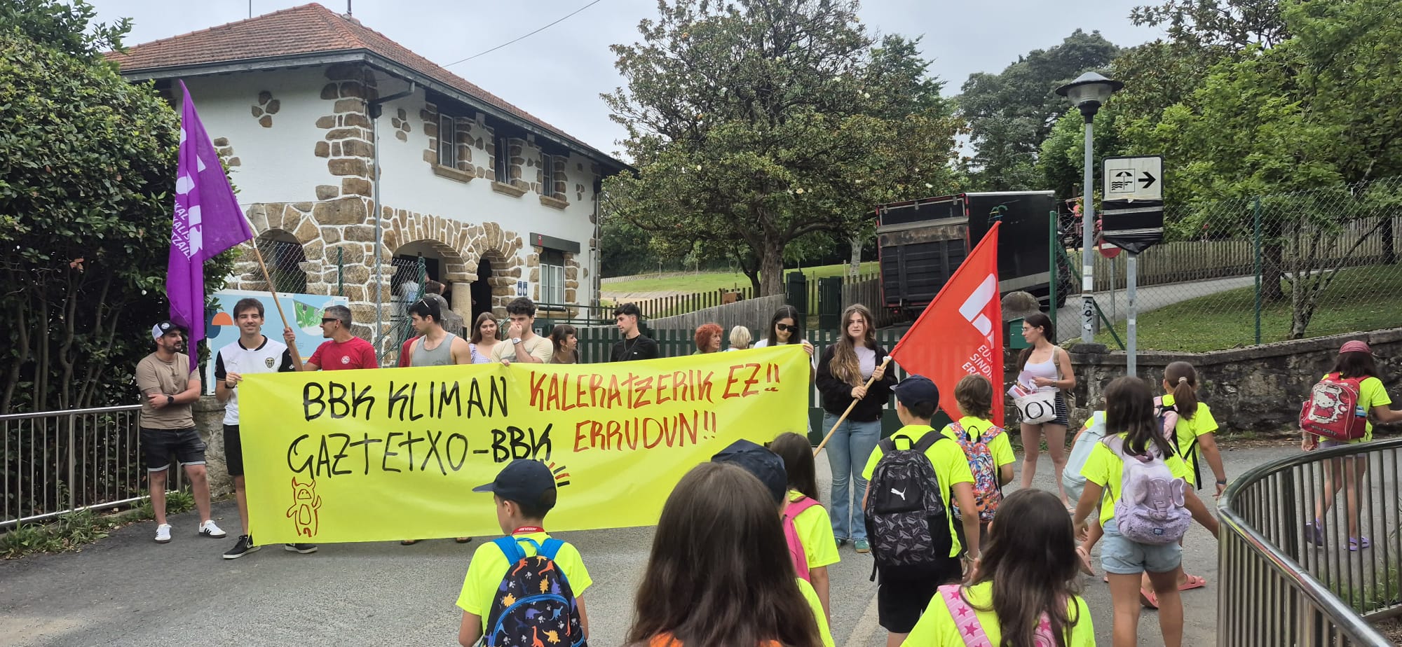 Un grupo de monitores se concrentró ayer frente a las colonias de Busturia para protestar por su despido.