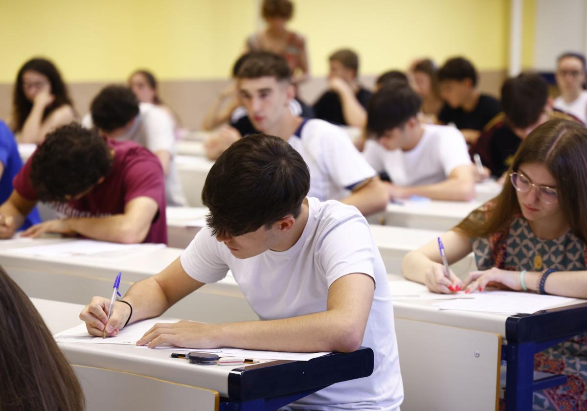 Los estudiantes comenzaban con el exámen de lengua vasca y literatura
