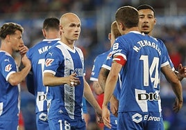 Los jugadores del Alavés se saludan tras el final de la temporada ante Osasuna.