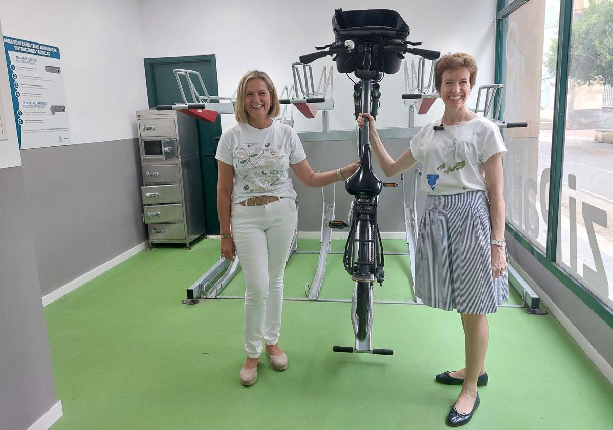 Amaia del Campo, alcaldesa de Barakaldo, junto a Sonia Pérez, diputada de Transporte, Movilidad y Turismo.