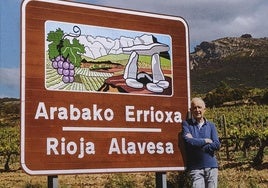 Martínez Bujanda, junto al cartel de Rioja Alavesa.