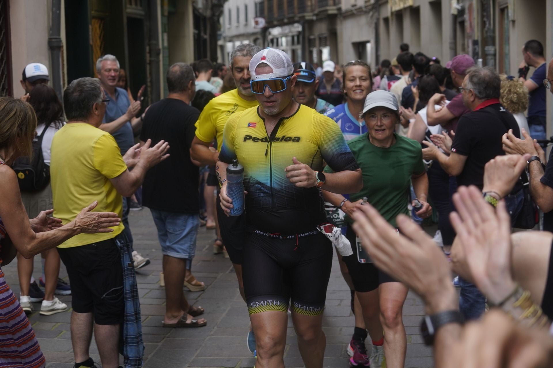 Participantes a su paso por el Casco Viejo de Vitoria.