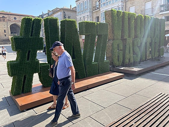 Las letras musicales de 'Jazz' se suman a la escultura durante el mes de julio en pleno centro de Vitoria.