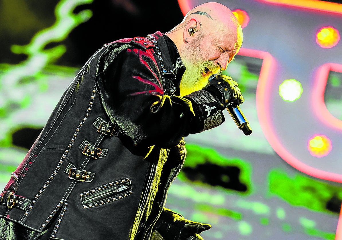 Rob Halford desafía la lógica y ejercició de auténtico martillo pilón.