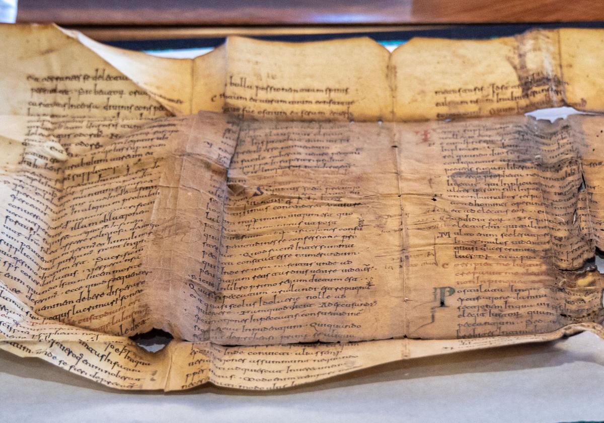Encuentran en La Rioja un documento del siglo X usado como forro en un libro del siglo XVI.