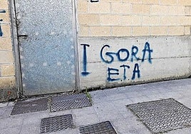 Pintada a favor de ETA aparecida en Gernika hace unas semanas.