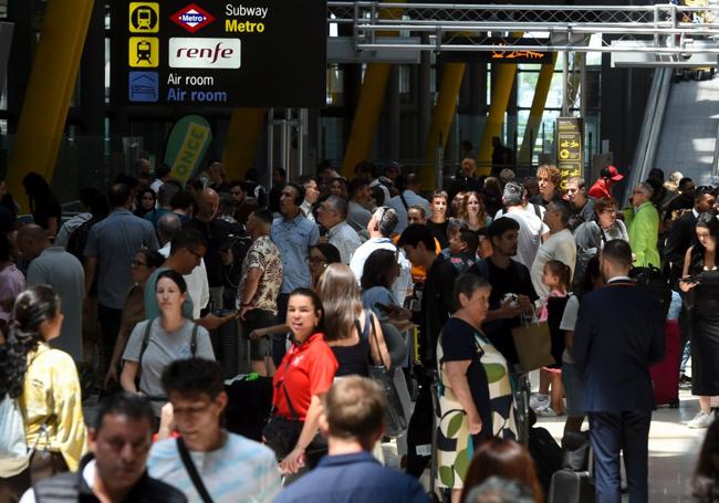 Acumulación de viajeros en la entrada de la T4.