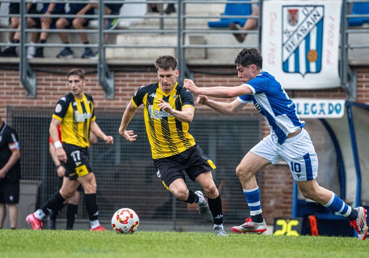 Ibai Quintana y Gonzalo Alfaro de fondo, dos de lo jugadores renovados por el Portugalete.