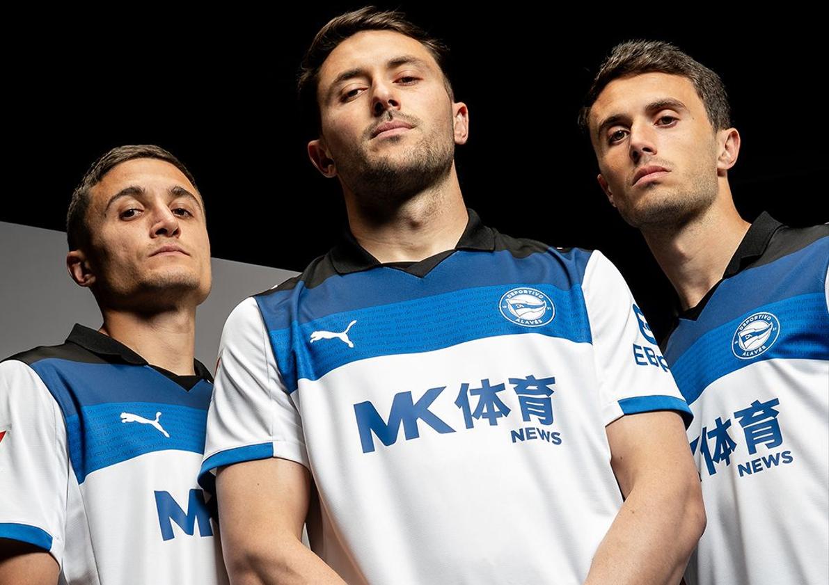 Imagen principal - Las nuevas camisetas del Alavés, con guiños a Álava, al himno y a la final de Dortmund