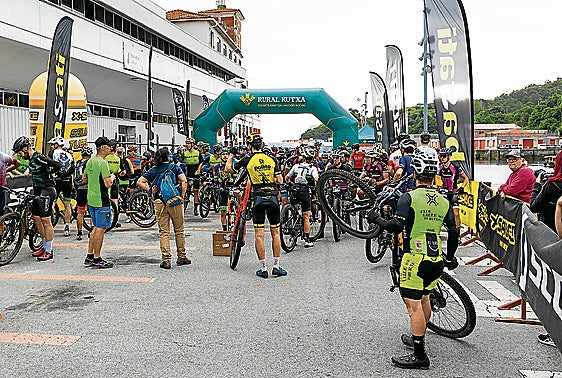 Momento previo al inicio de la marcha BTT Serrats Aldapa Xtrem del año pasado en Bermeo.