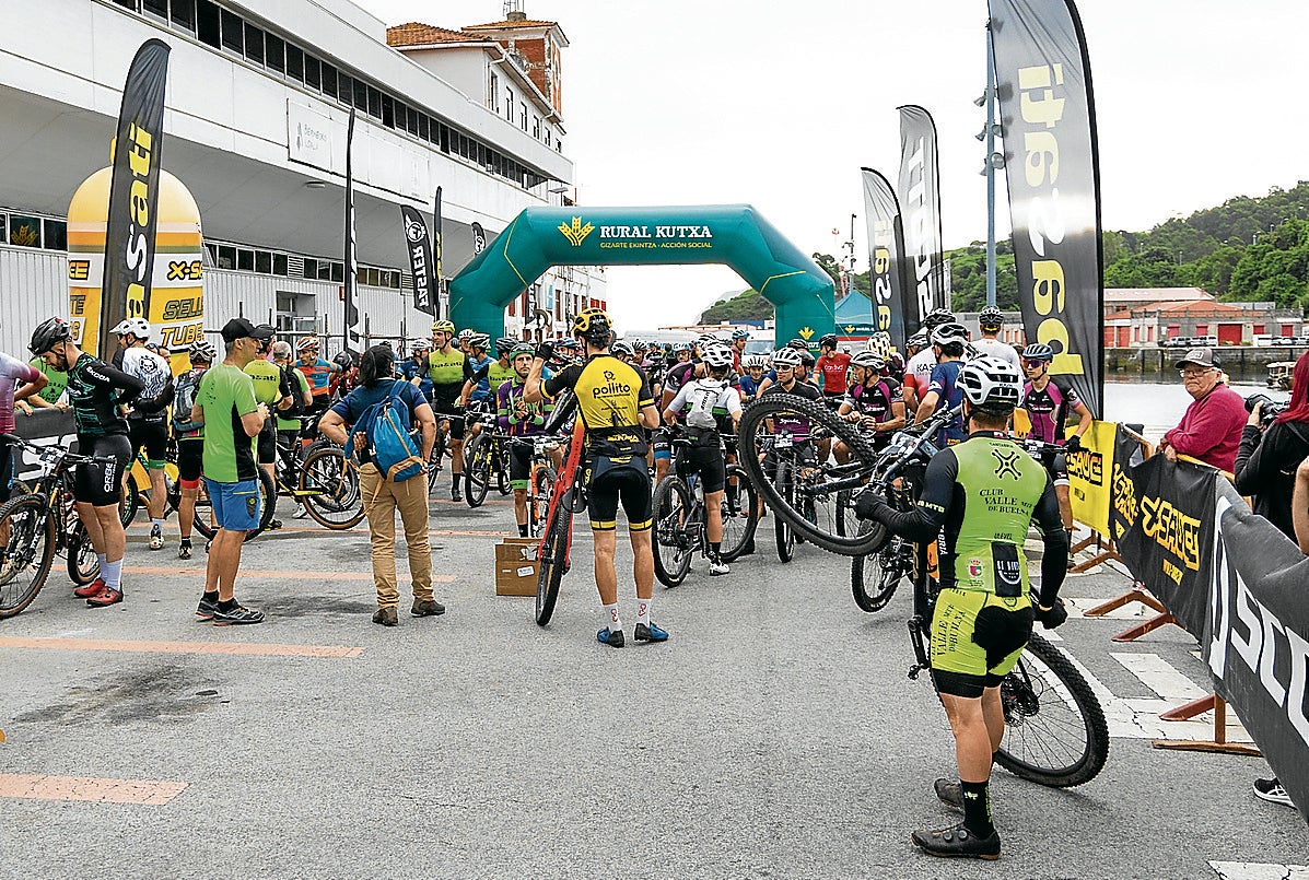 Momento previo al inicio de la marcha BTT Serrats Aldapa Xtrem del año pasado en Bermeo.