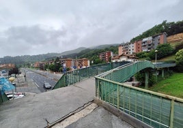 Al no estar protegido del viento el suelo del puente se congela y debe echarse sal para evitar resbalones.