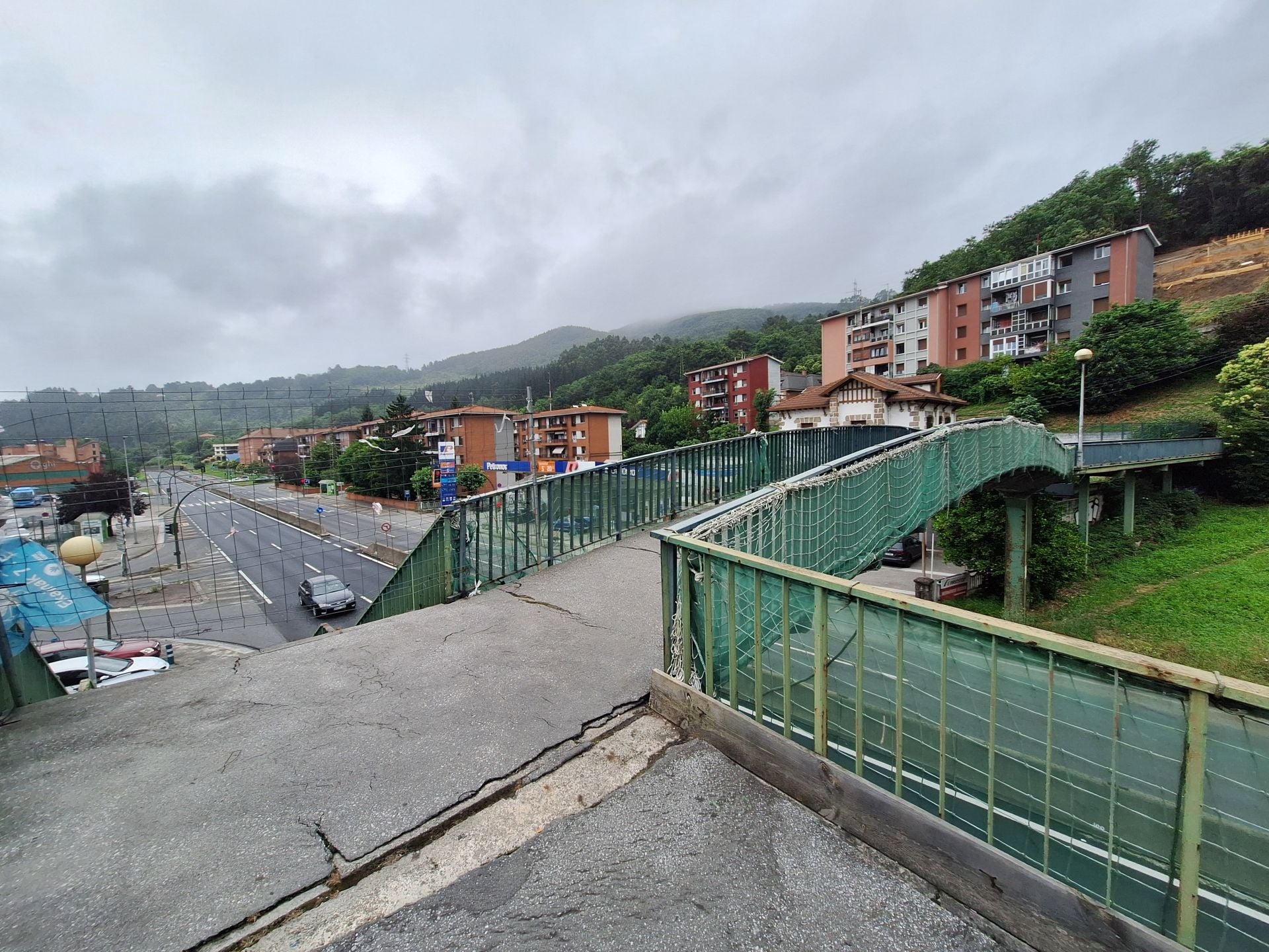 Al no estar protegido del viento el suelo del puente se congela y debe echarse sal para evitar resbalones.