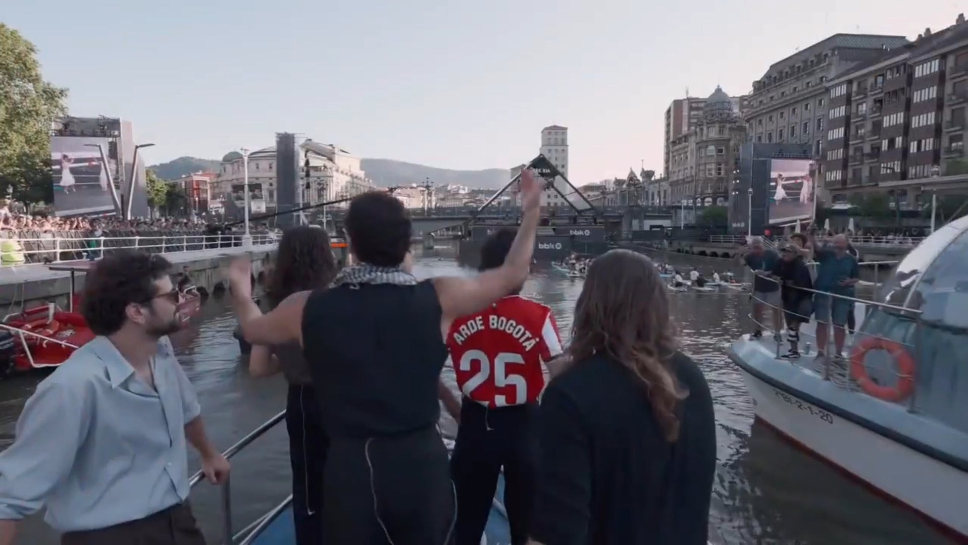 Así vivió Arde Bogotá su concierto sobre la ría de Bilbao
