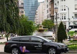 Un coche de Cabify circula por las calles de Bilbao.