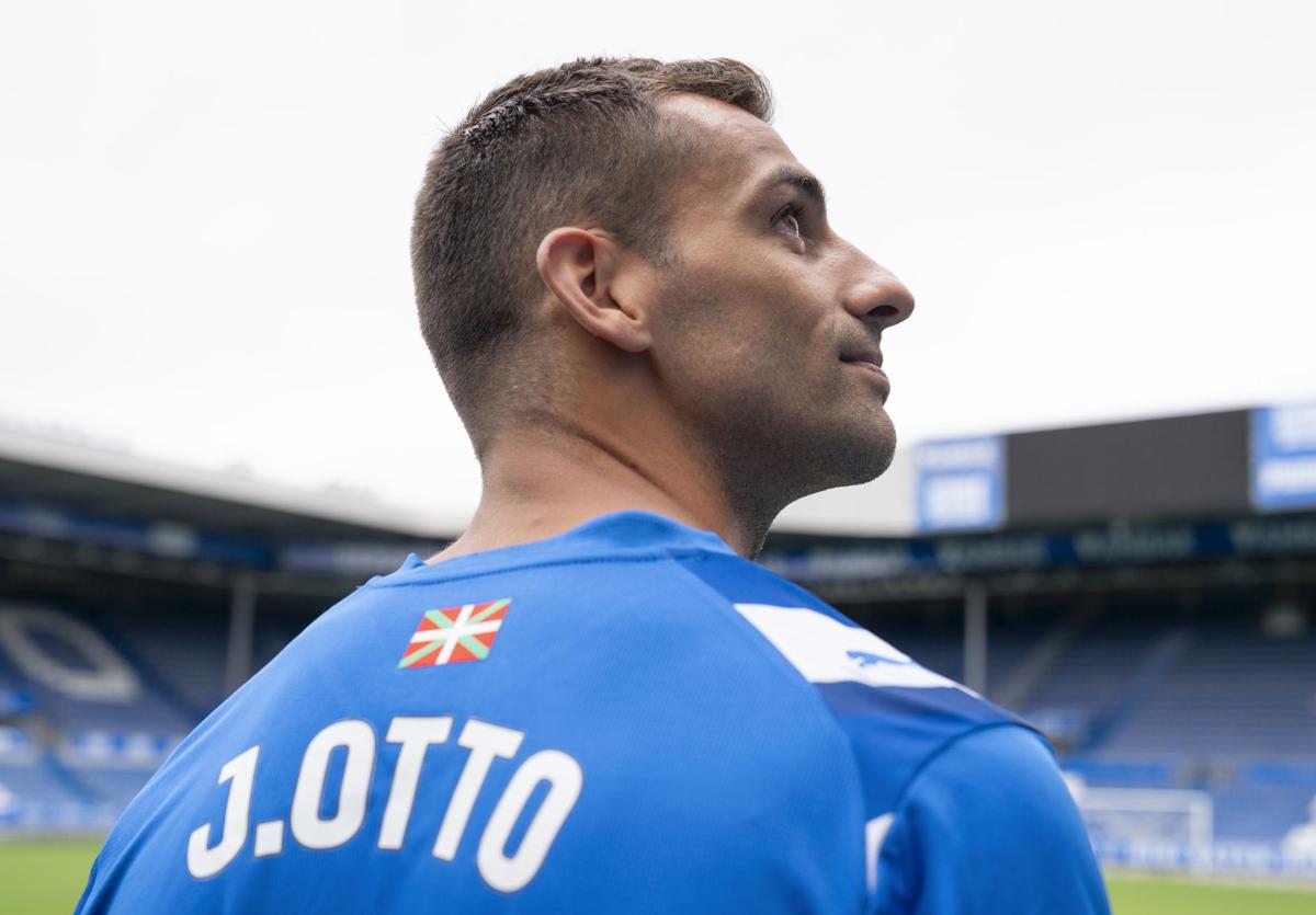Jonny Otto ya posa con los colores del Alavés.