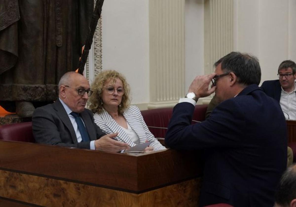 Ramiro González (PNV) charla con Cristina González y Josu López Ubierna (PSE) en el pleno.