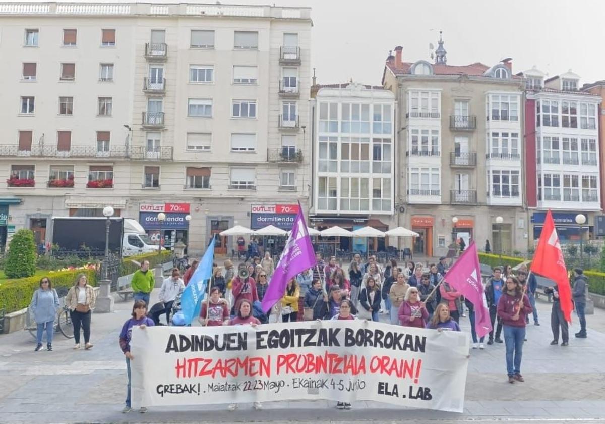Concentración de los sindicatos en la plaza de la Provincia.