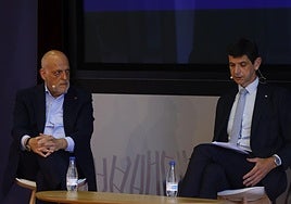 El presidente de la Liga, Javier Tebas, junto al máximo mandatario del Alavés, Alfonso Fernández de Trocóniz.