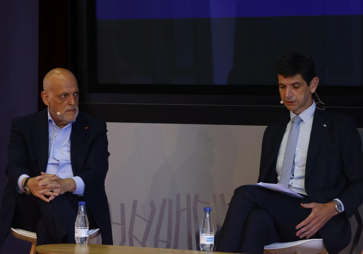 El presidente de la Liga, Javier Tebas, junto al máximo mandatario del Alavés, Alfonso Fernández de Trocóniz.