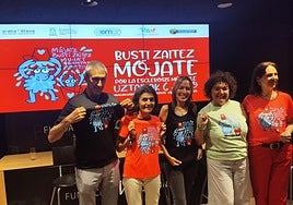 Ernesto Sáinz, Nerea Nelgosa, Aratntza Ibañez de Opacua, Iratxe Asurmendi y Ana López de Uralde posan con la camiseta de 'Mójate-Busti Zaitez' durante el acto de presentación