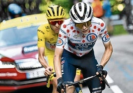 Vingegaard y Pogacar, vestido de amarillo, ascienden juntos el Plateau de Beille el pasado Tour