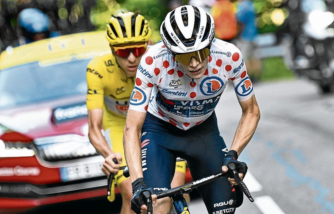 Vingegaard y Pogacar, vestido de amarillo, ascienden juntos el Plateau de Beille el pasado Tour