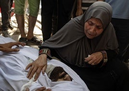 Decenas de muertos tras ataque aéreo israelí al café Al-Baqa en la ciudad de Gaza