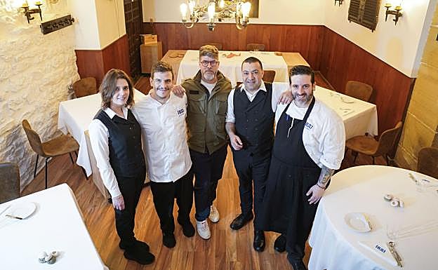 Paulo Airaudo, en el centro, rodeado de su equipo de confianza en el Ibai. De izquierda a derecha: Giulia Ugolini, Nicola Baron, Martín Flea y Juanjo Correa.