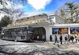 Turistas del imserso llegan a la estación De Goya en autobús.
