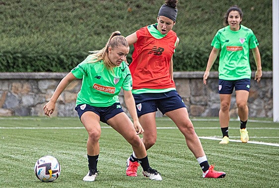 Sara Ortega e Itxaso Uriarte pugnan frente a Mariana Cerro por un balón durante un entrenamiento en Lezama