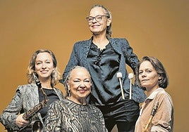 Scott, en primer término, con Sophie Alour (saxo tenor), Lisa Cat-Berro (saxo alto) y Julie Saury (batería).