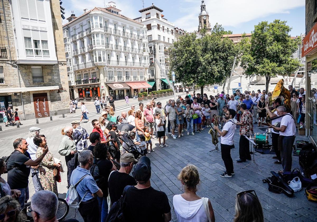 La zona próxima a escultura 'La mirada' acogerá algunas actuaciones hasta el próximo 11 de julio.