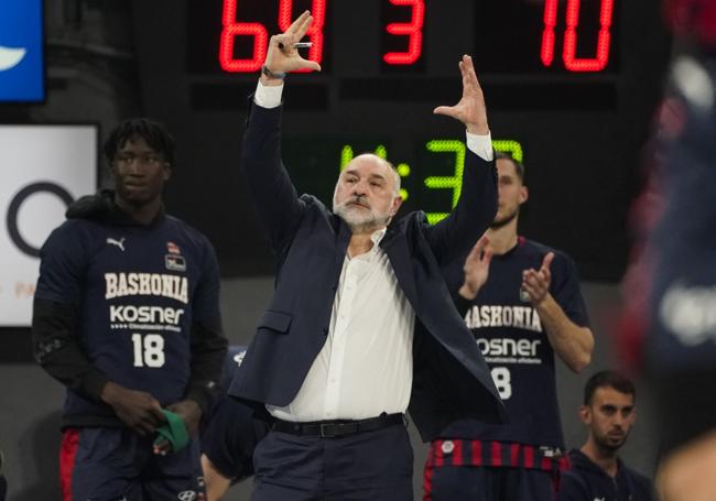 Laso gesticula en un partido del play off de ACB.