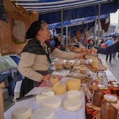 Puesto de quesos y miel en Llodio.