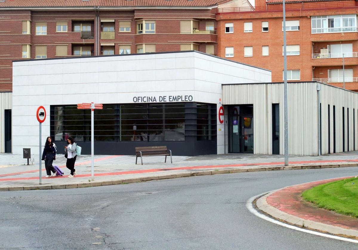 106 personas menores de 25 años están buscando un empleo.