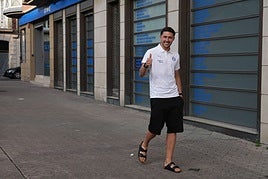 Facundo Garcés saluda a su llegada al centro médico de IMQ en la Plaza Amárica.