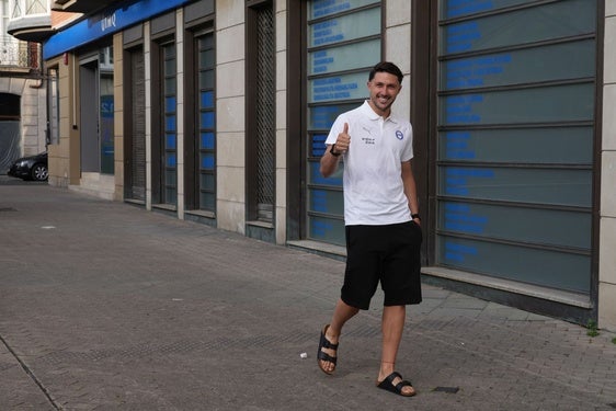Facundo Garcés saluda a su llegada al centro médico de IMQ en la Plaza Amárica.