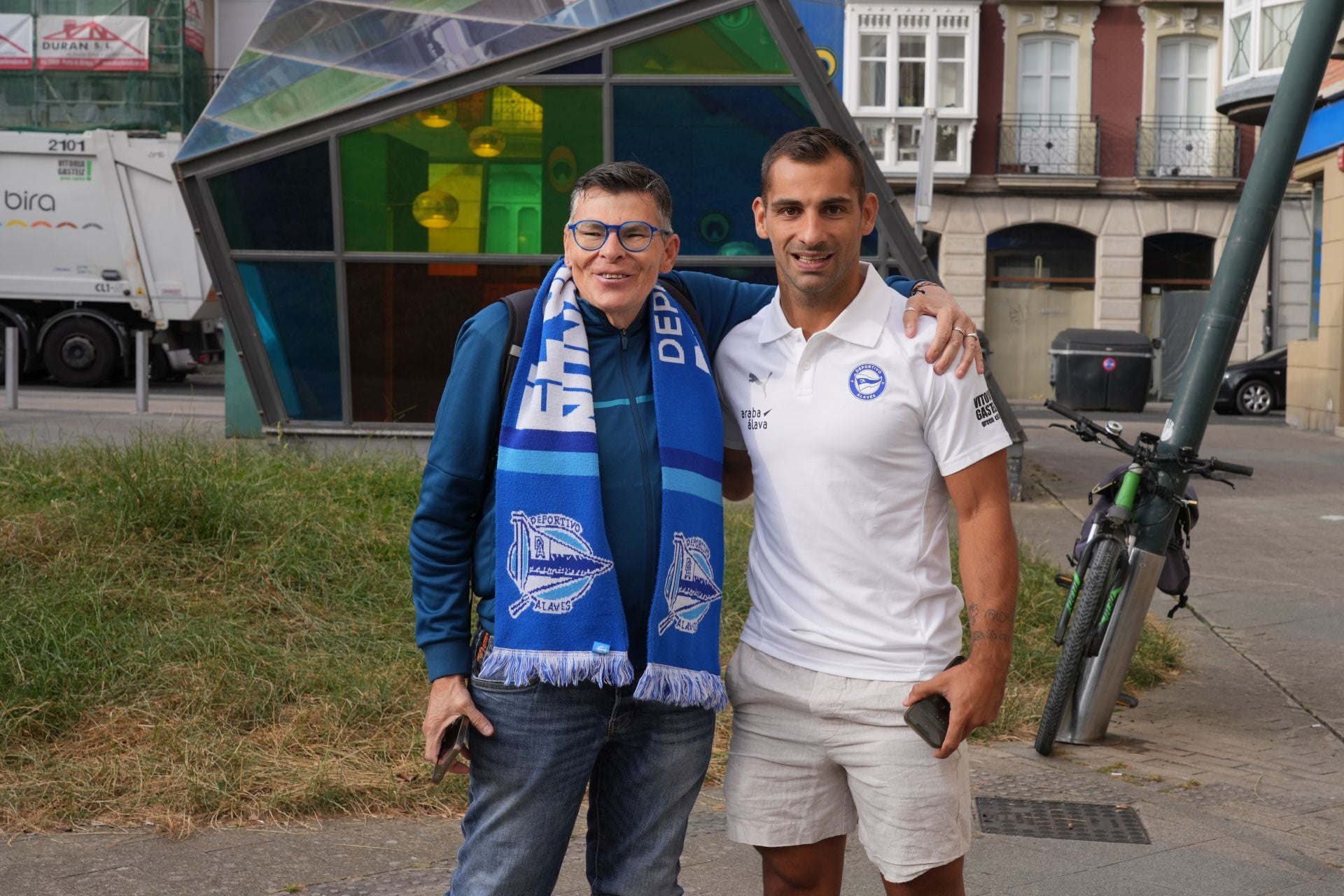 Jonny posa junto a un aficionado.