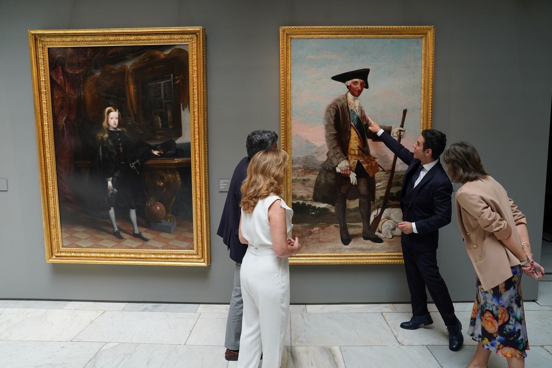 Pablo González Tornel, comisario de la muestra y director del Bellas Artes de Valencia, señala el cuadro de Goya 'Carlos III cazador', al lado de 'Carlos II' de Carreño de Miranda'.
