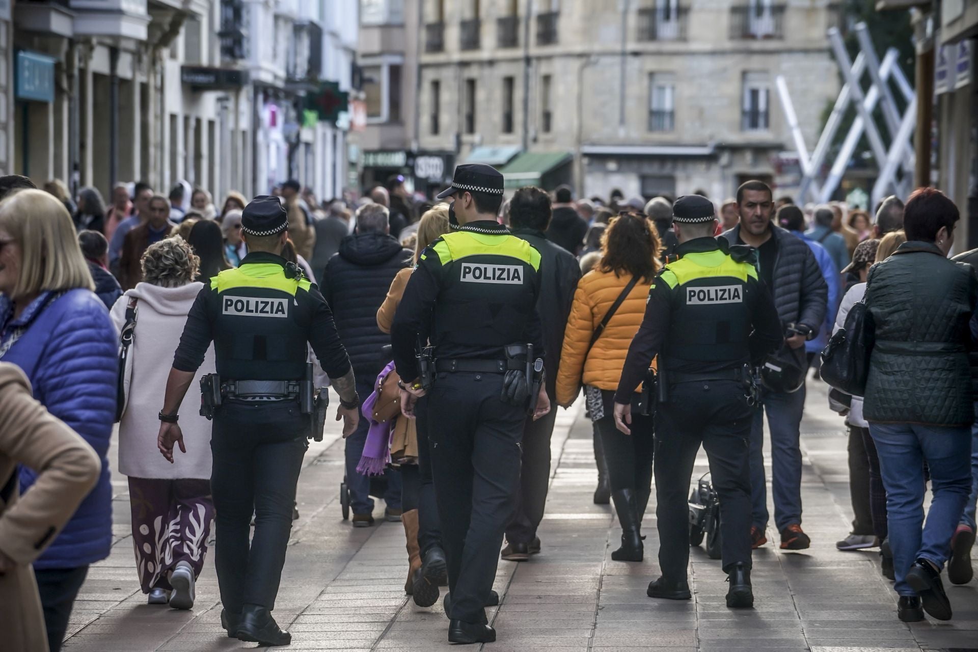 Varia agentes patrullan a pie por la calle Postas