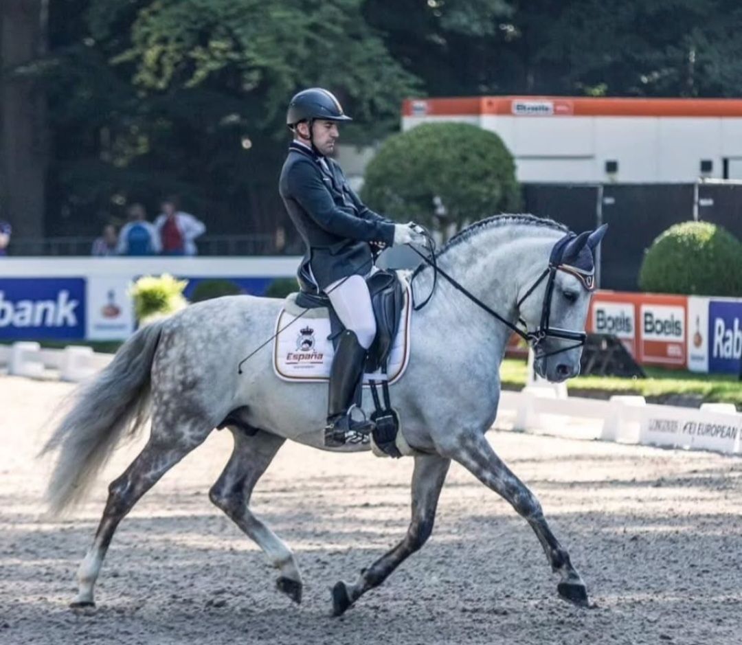 Iker Beitia junto a su caballo Belizzo en una competición.
